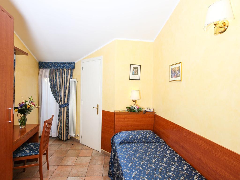 Casa Di Santa Francesca Romana A Ponte Rotto Cameră foto