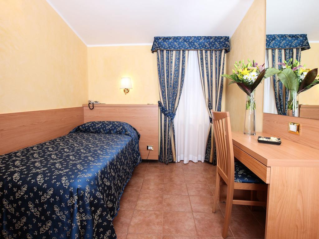 Casa Di Santa Francesca Romana A Ponte Rotto Cameră foto